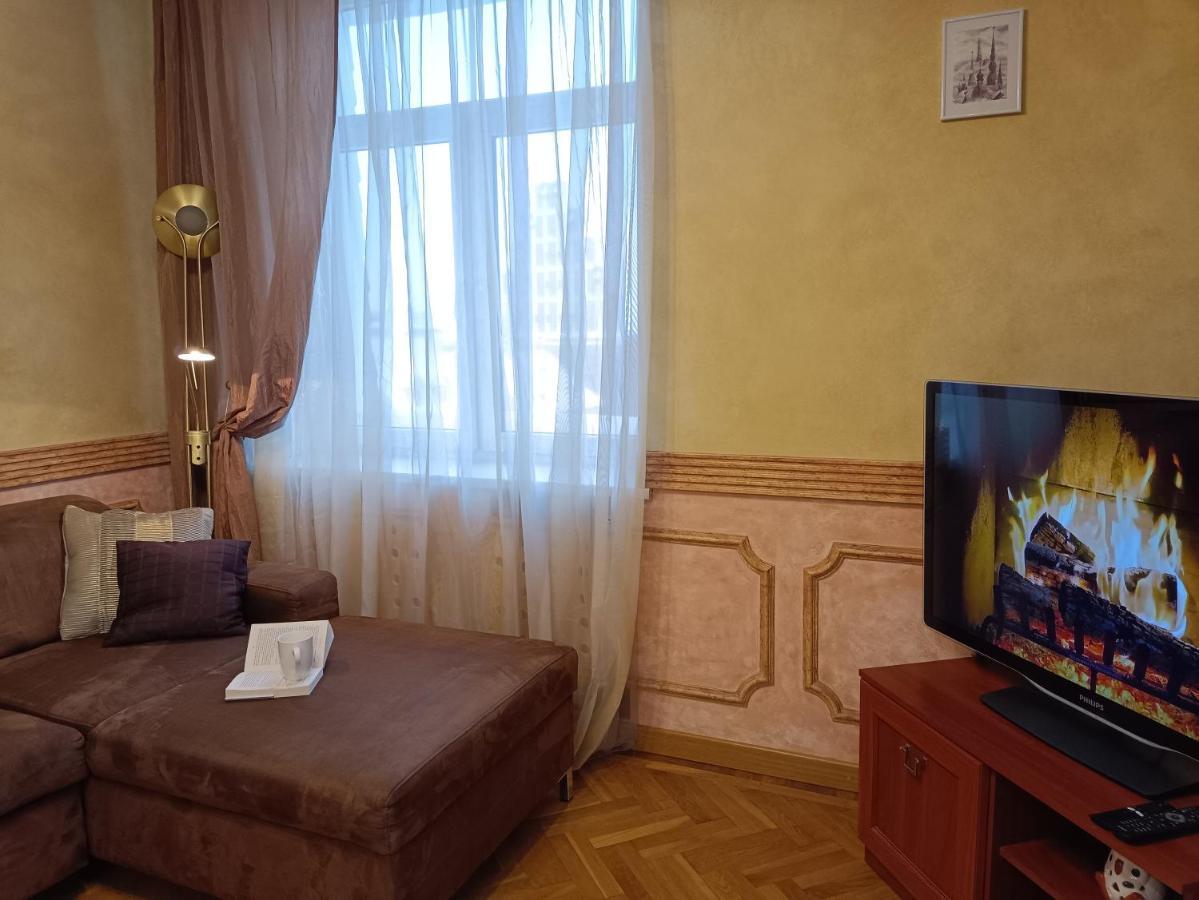 Old Town Retreat With Stunning Views 2 Bedroom Apartment Nearby The Church Of Saint Peter Riga Esterno foto