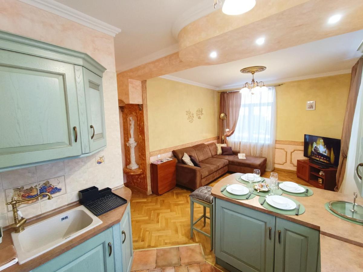 Old Town Retreat With Stunning Views 2 Bedroom Apartment Nearby The Church Of Saint Peter Riga Esterno foto