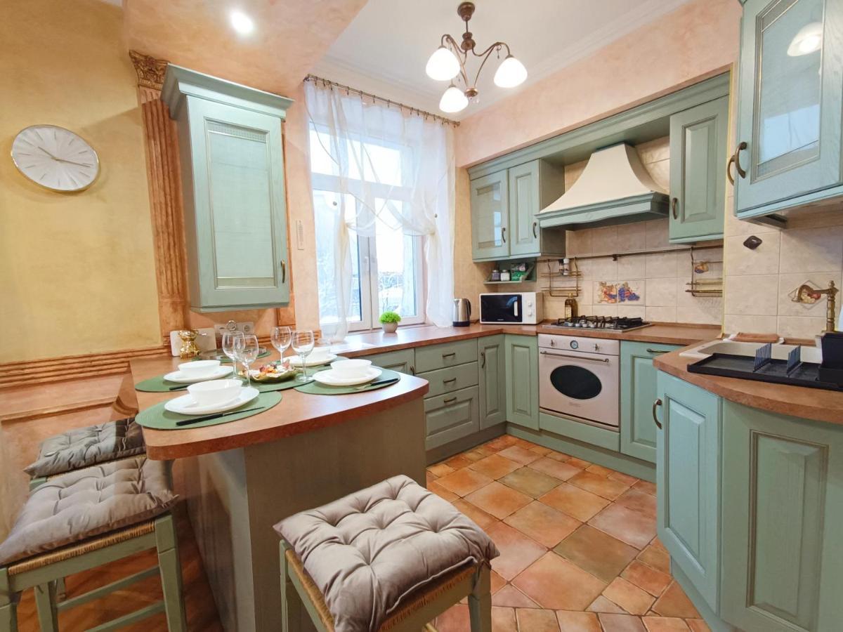 Old Town Retreat With Stunning Views 2 Bedroom Apartment Nearby The Church Of Saint Peter Riga Esterno foto